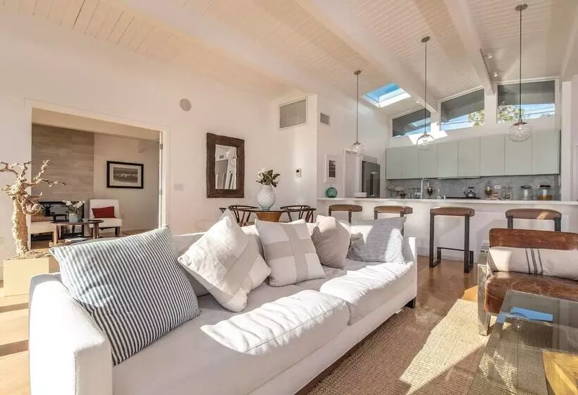 Beautifully Designed Palos Verdes Villa W/ Private Beach And Stunning Views