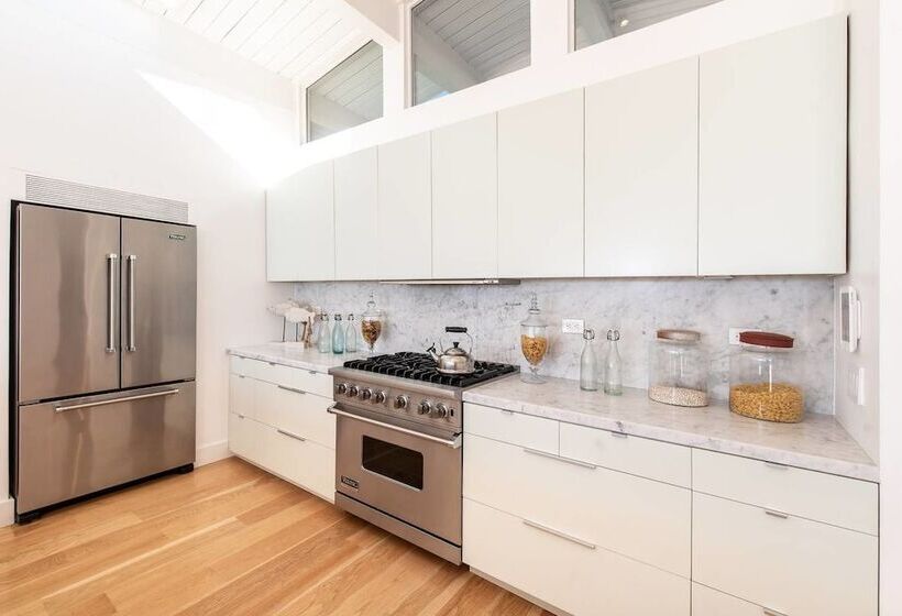 Beautifully Designed Palos Verdes Villa W/ Private Beach And Stunning Views