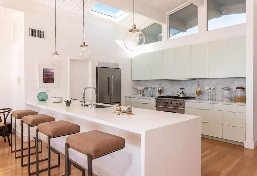 Beautifully Designed Palos Verdes Villa W/ Private Beach And Stunning Views