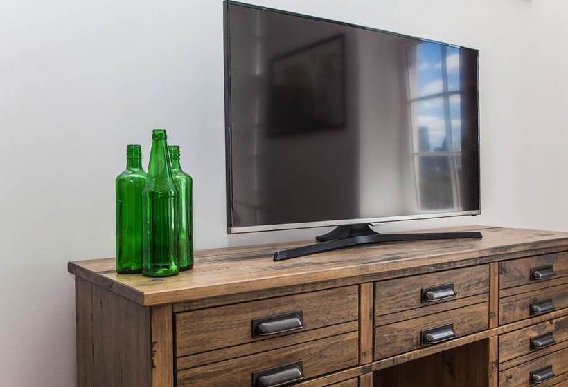 1 Bed Mezzaninecity Views & Great Location