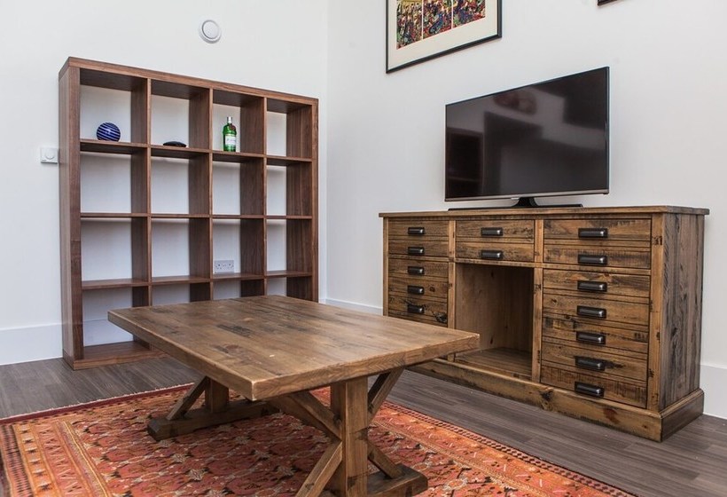 1 Bed Mezzaninecity Views & Great Location