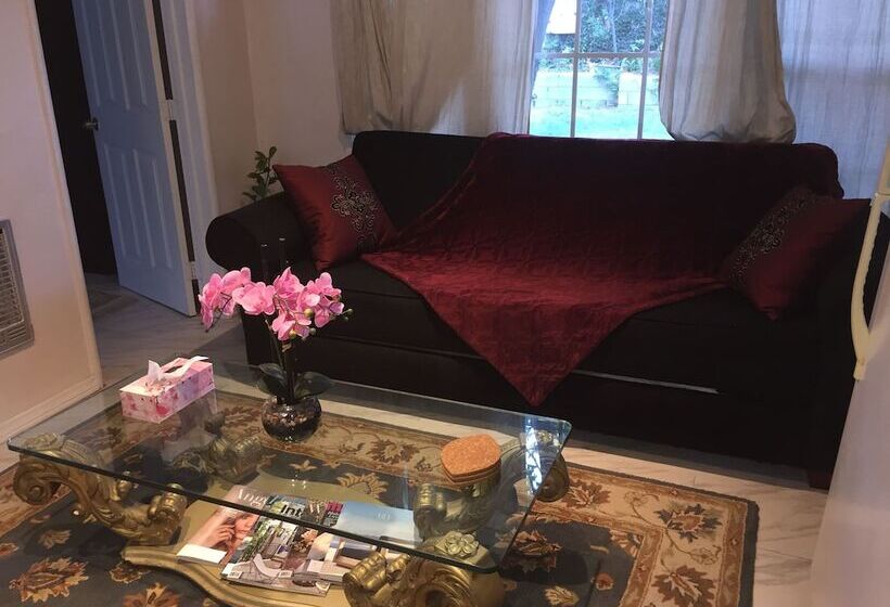 Comfortable Beverly Hills Town House