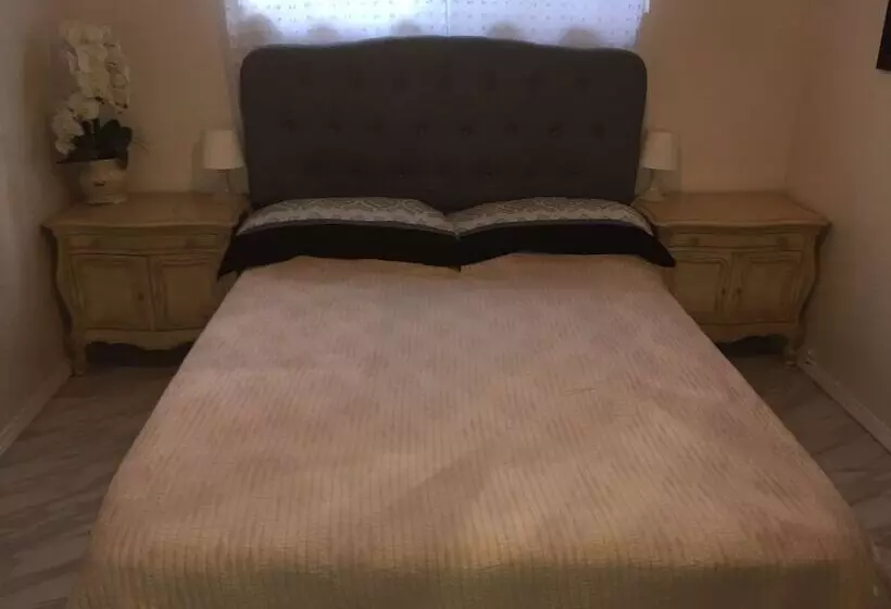 Comfortable Beverly Hills Town House