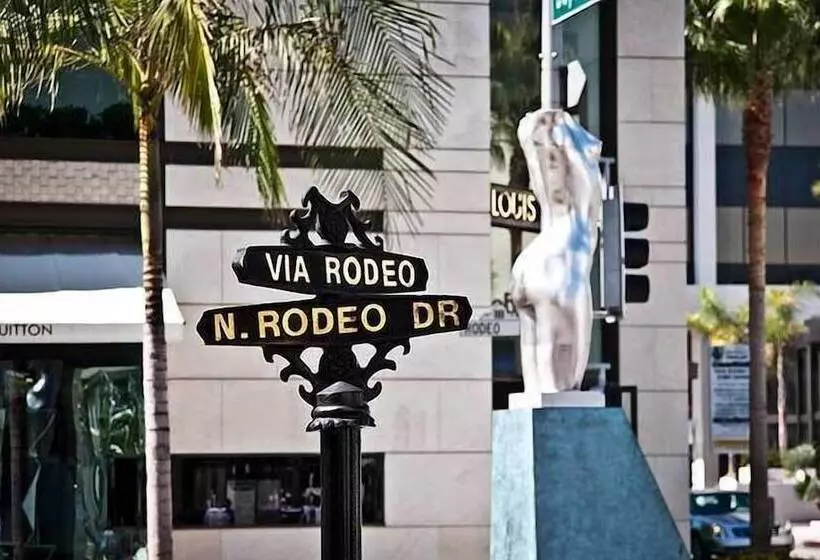 Comfortable Beverly Hills Town House