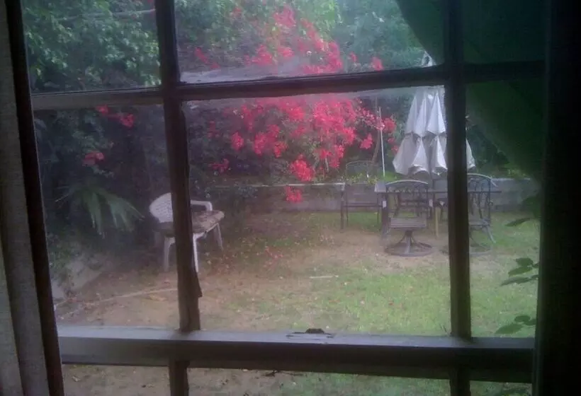 Comfortable Beverly Hills Town House