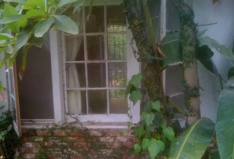 Comfortable Beverly Hills Town House