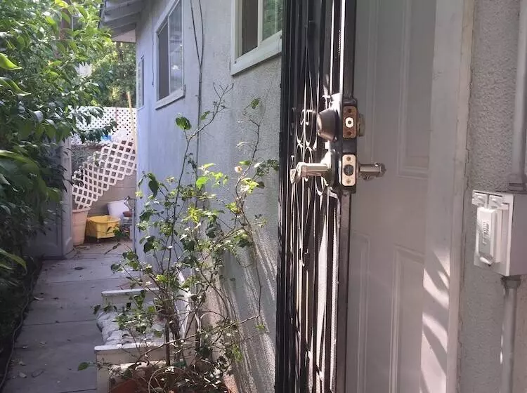 Comfortable Beverly Hills Town House