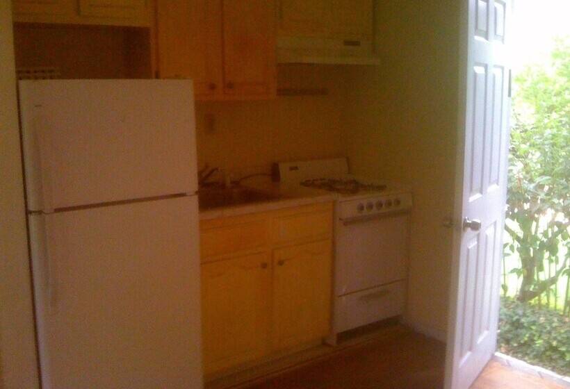 Comfortable Beverly Hills Town House