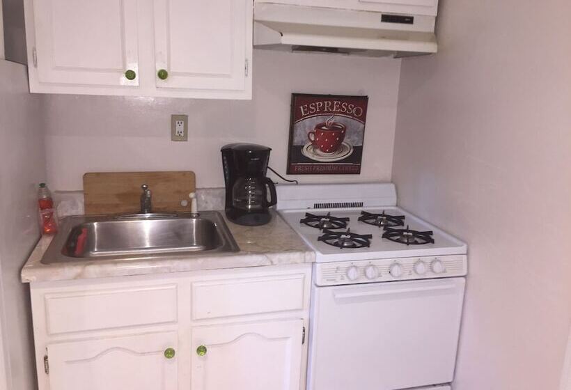 Comfortable Beverly Hills Town House