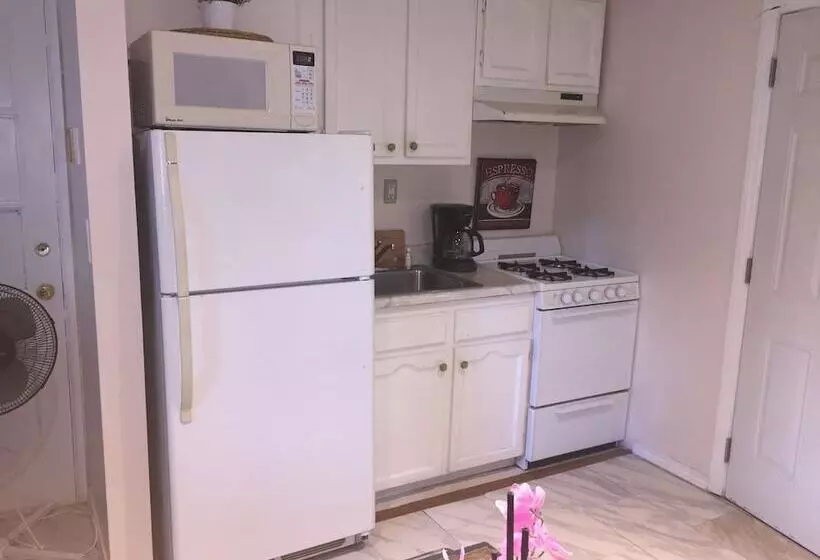 Comfortable Beverly Hills Town House