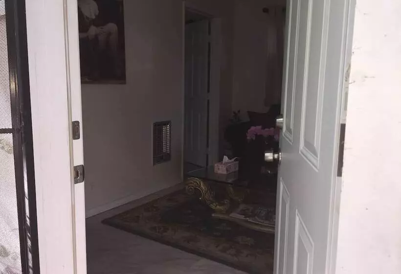 Comfortable Beverly Hills Town House