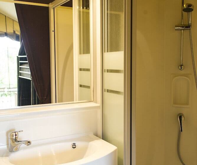 בית מלון כפרי Huttopia Millau