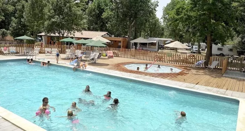 ホテル Huttopia Millau