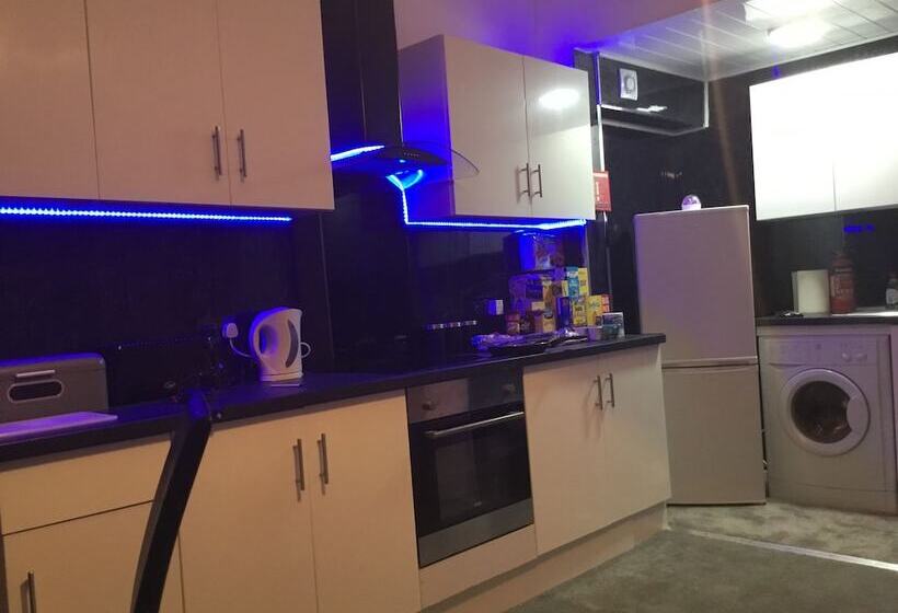 Paisley Central Luxury Rooms & Apartment