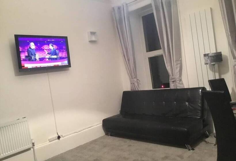 Paisley Central Luxury Rooms & Apartment