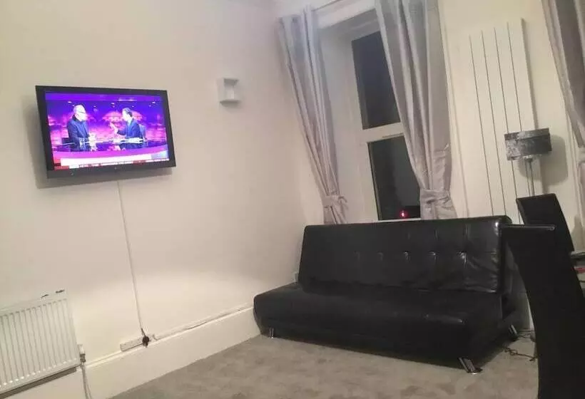 Paisley Central Luxury Rooms & Apartment