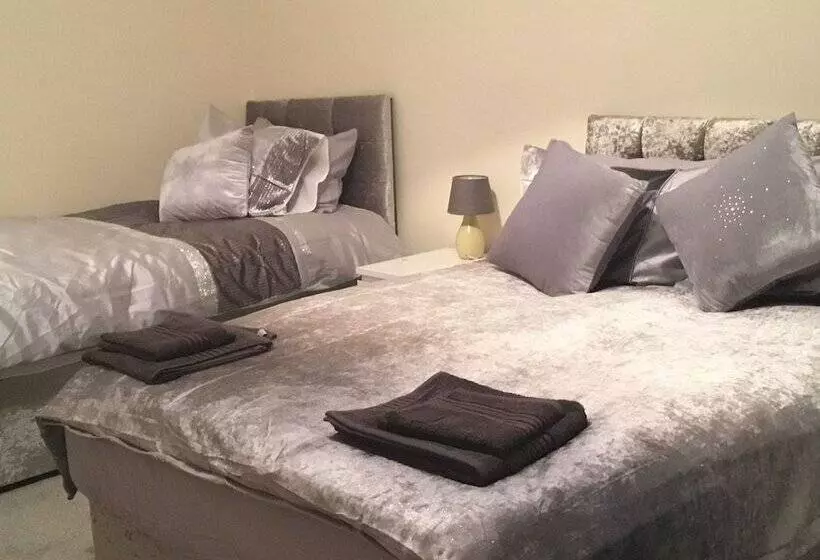 Paisley Central Luxury Rooms & Apartment