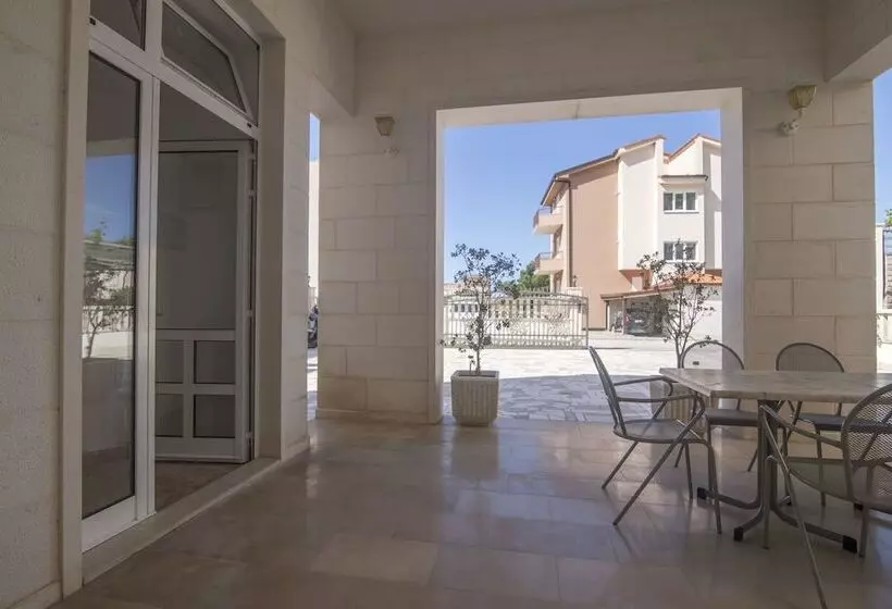 Apartments And Rooms Kapulica