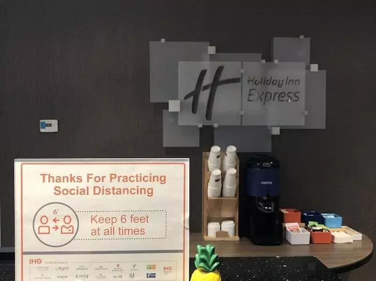 Отель Holiday Inn Express Fargo   West Acres, An Ihg