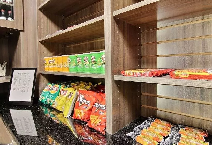 Отель Holiday Inn Express Fargo   West Acres, An Ihg