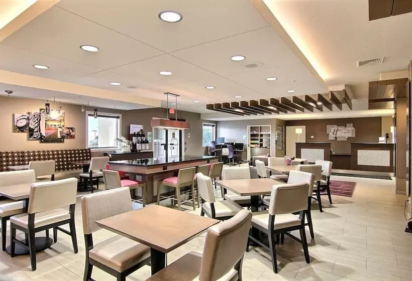 Отель Holiday Inn Express Fargo   West Acres, An Ihg