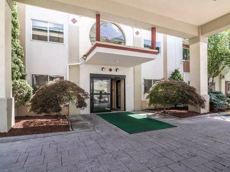 Отель Quality Inn & Suites