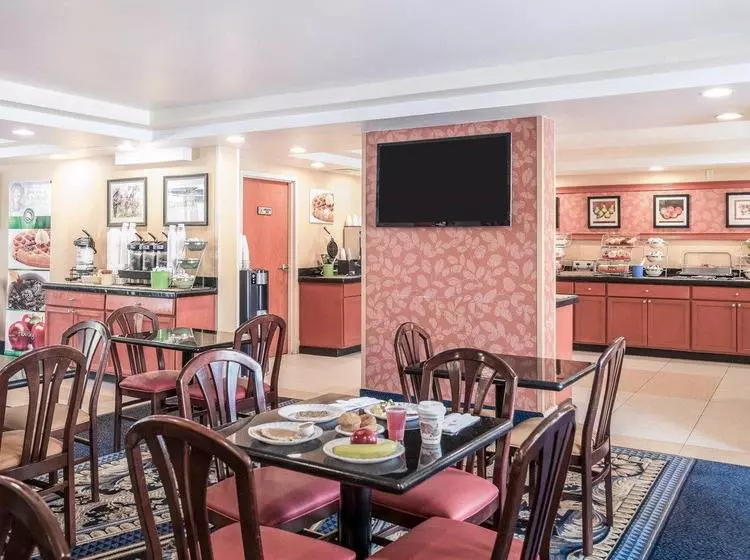 Отель Quality Inn & Suites