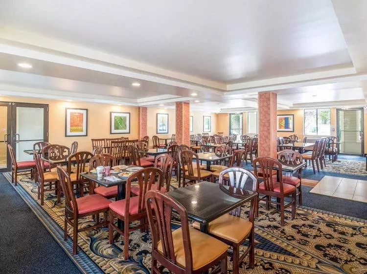 Отель Quality Inn & Suites