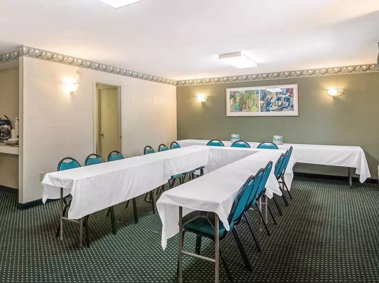 Отель Quality Inn & Suites