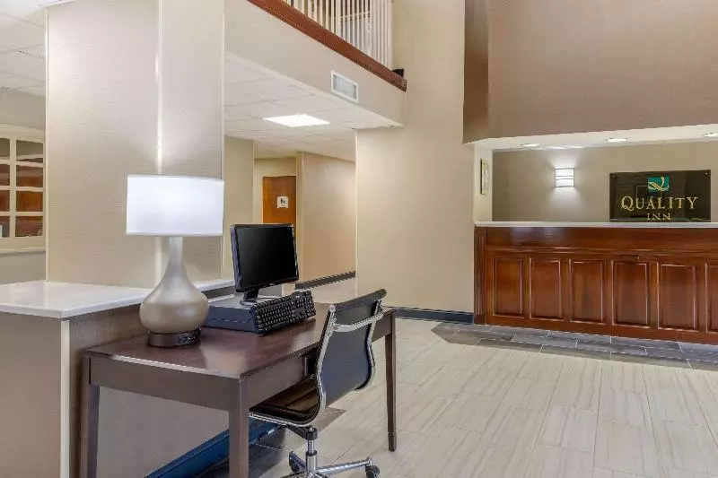 Отель Quality Inn & Suites