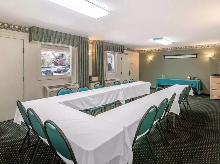 Отель Quality Inn & Suites