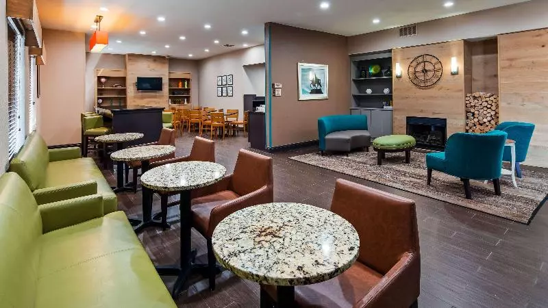 ホテル Rodeway Inn & Suites