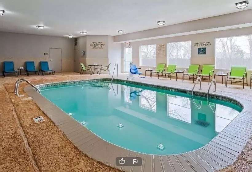 ホテル Rodeway Inn & Suites