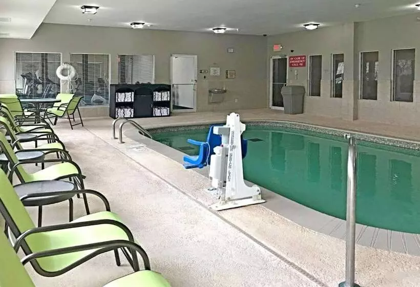 ホテル Rodeway Inn & Suites