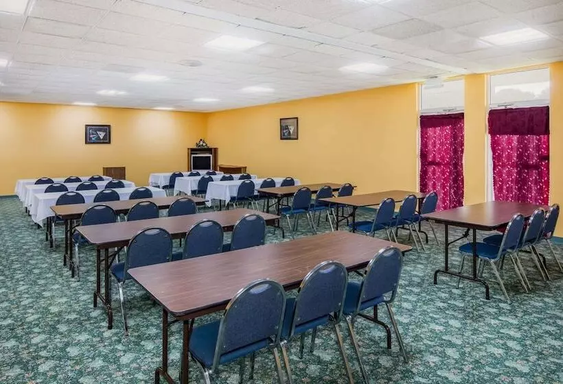 Отель Super 8 By Wyndham Gaffney