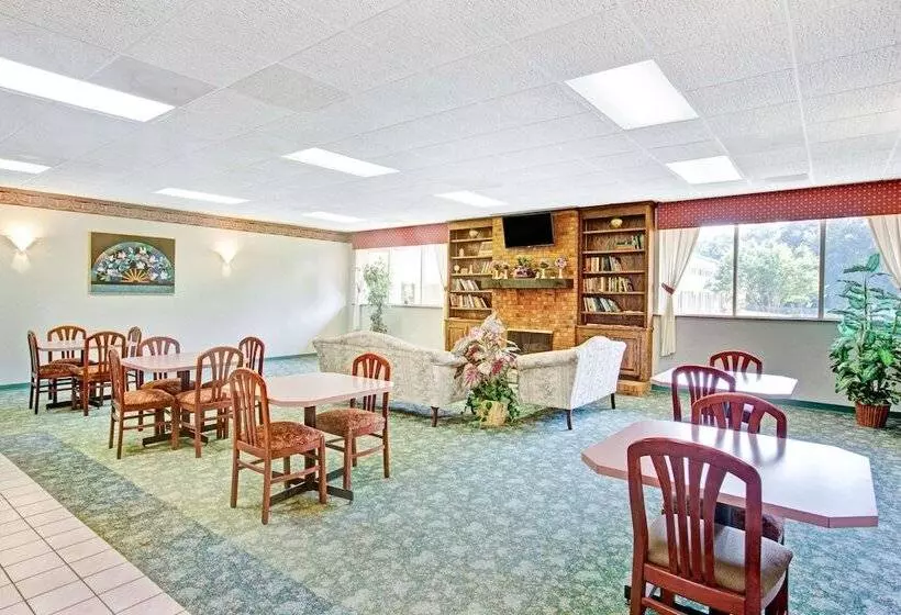 Отель Super 8 By Wyndham Gaffney