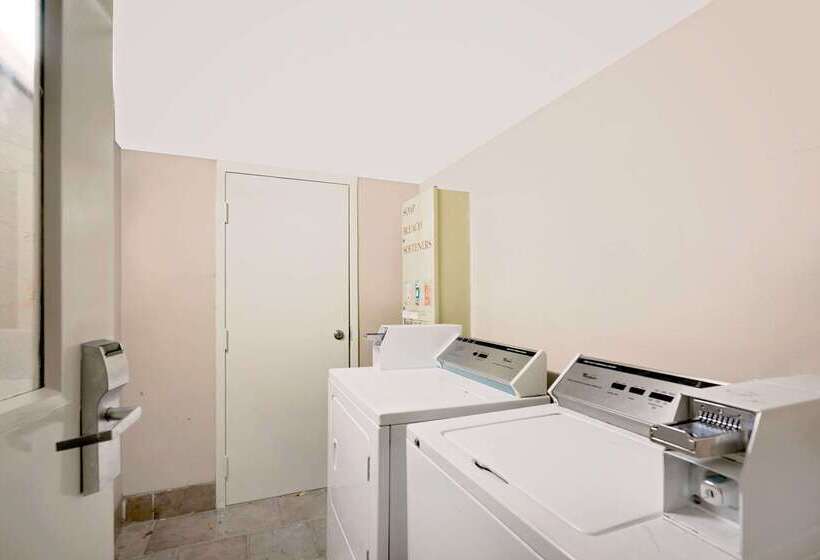 هتل Super 8 By Wyndham Hermitage Nashville