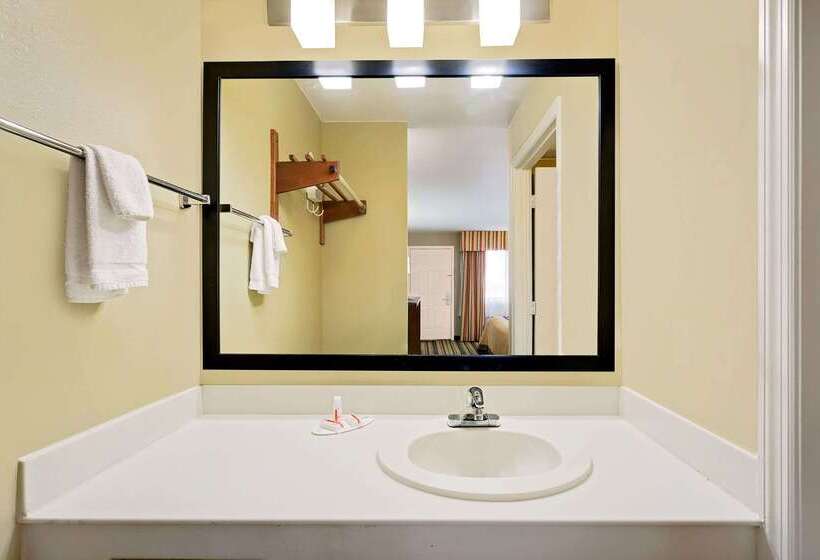 هتل Super 8 By Wyndham Hermitage Nashville