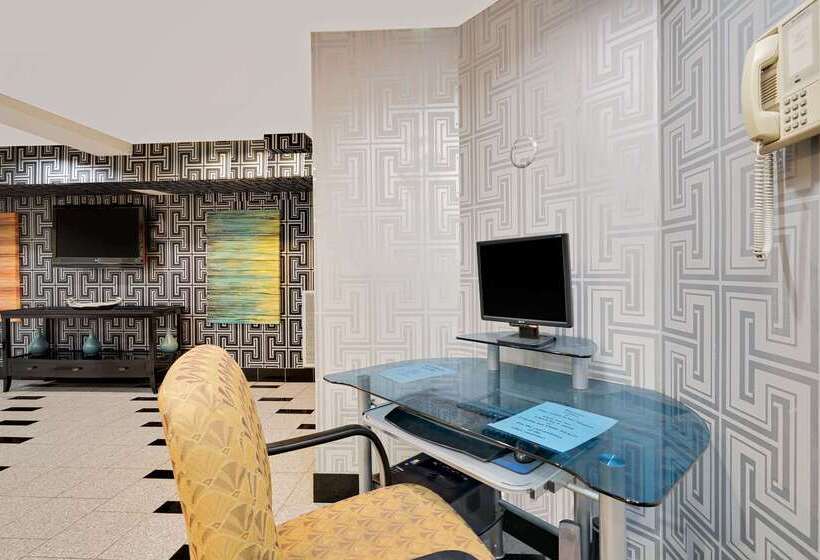 هتل Super 8 By Wyndham Hermitage Nashville