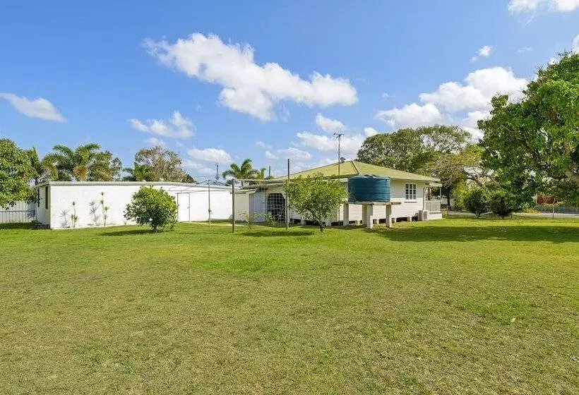 Tin Can Bay S Sleepy Lagoon Motel