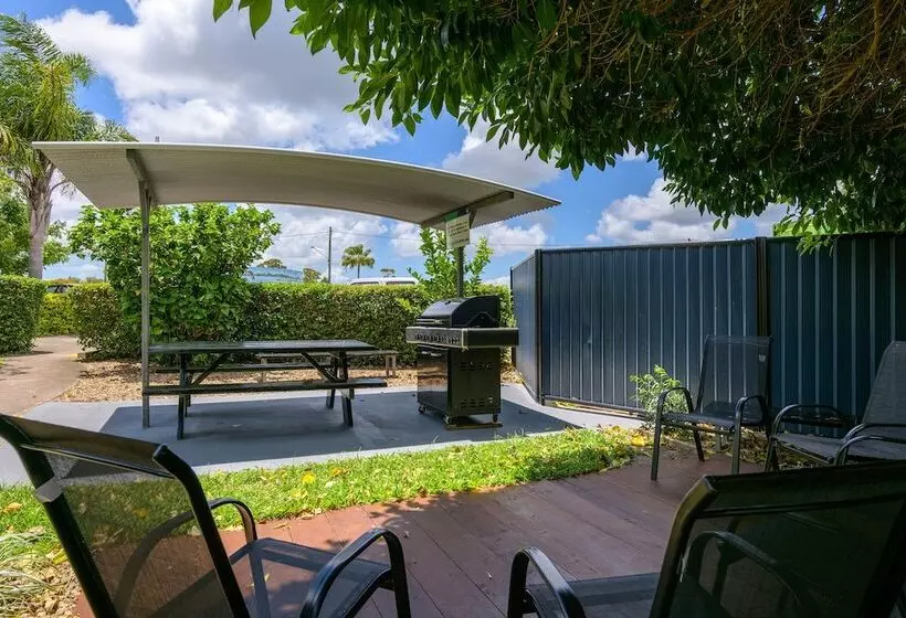 Tin Can Bay S Sleepy Lagoon Motel