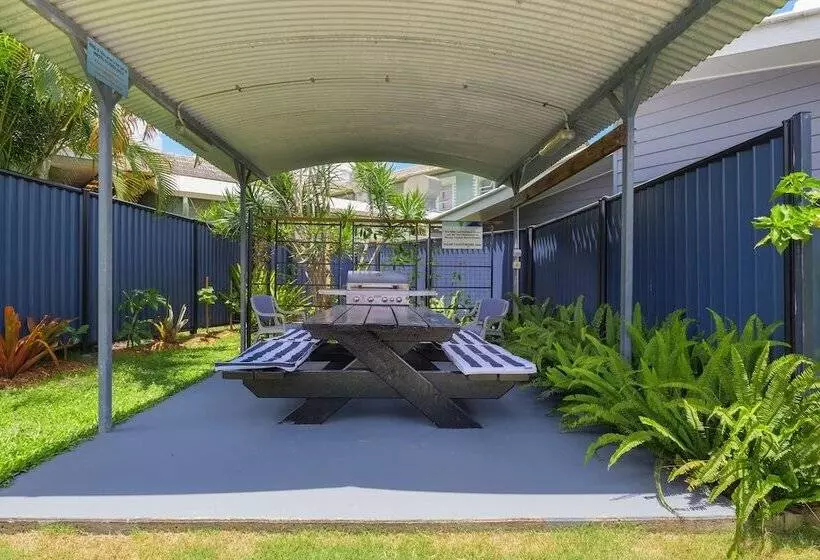 Tin Can Bay S Sleepy Lagoon Motel