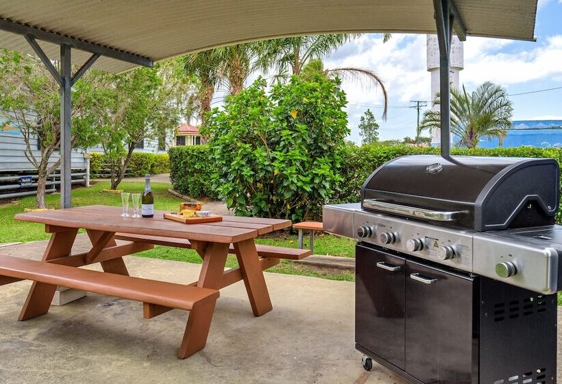 Tin Can Bay S Sleepy Lagoon Motel