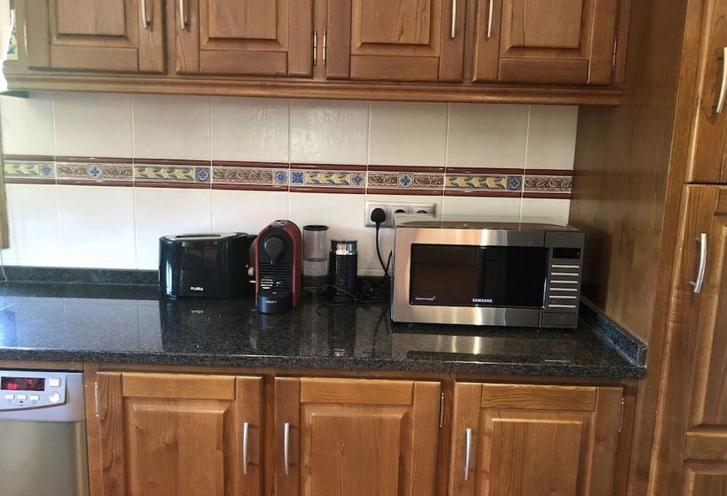 Beautiful Detached Villa With Private Pool, Fibre Wi Fi, Garden, Games Room & Bbq