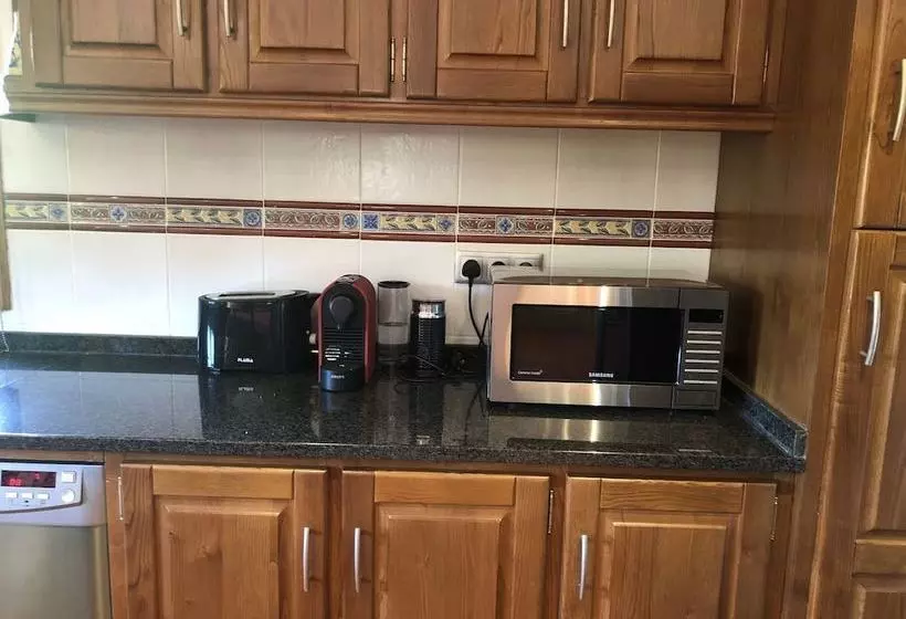 Beautiful Detached Villa With Private Pool, Fibre Wi Fi, Garden, Games Room & Bbq