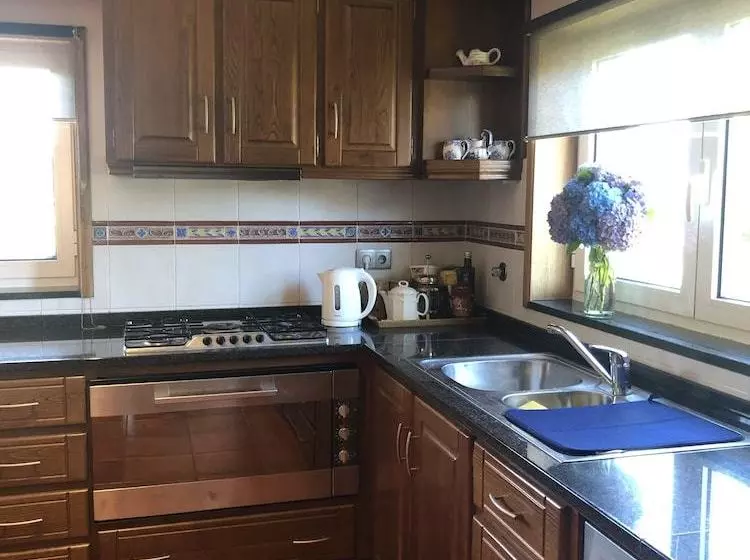 Beautiful Detached Villa With Private Pool, Fibre Wi Fi, Garden, Games Room & Bbq