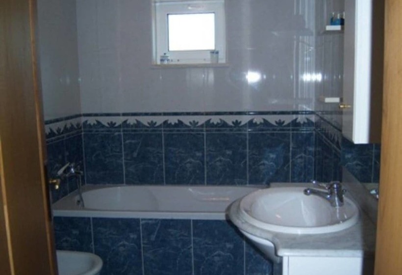 Beautiful Detached Villa With Private Pool, Fibre Wi Fi, Garden, Games Room & Bbq