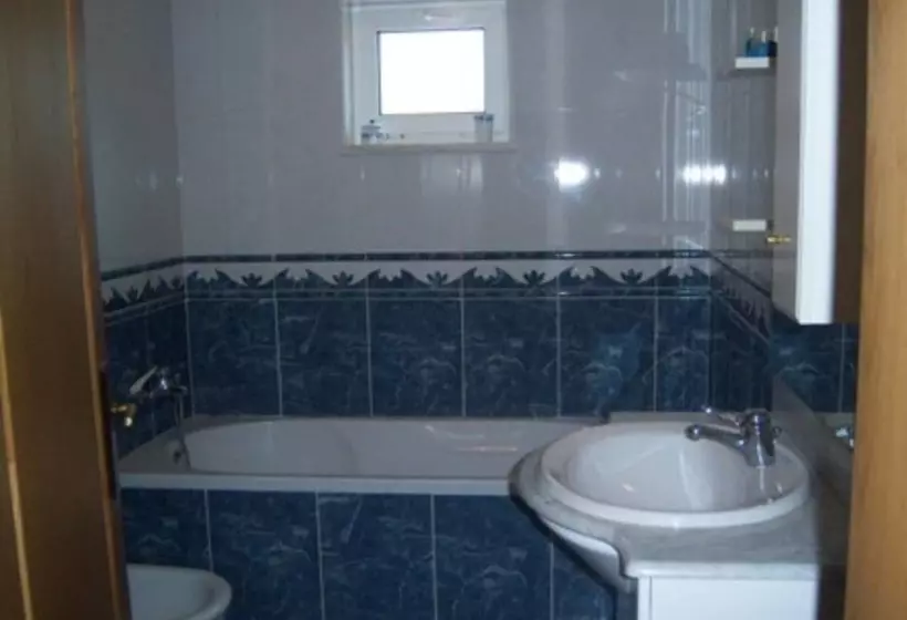 Beautiful Detached Villa With Private Pool, Fibre Wi Fi, Garden, Games Room & Bbq