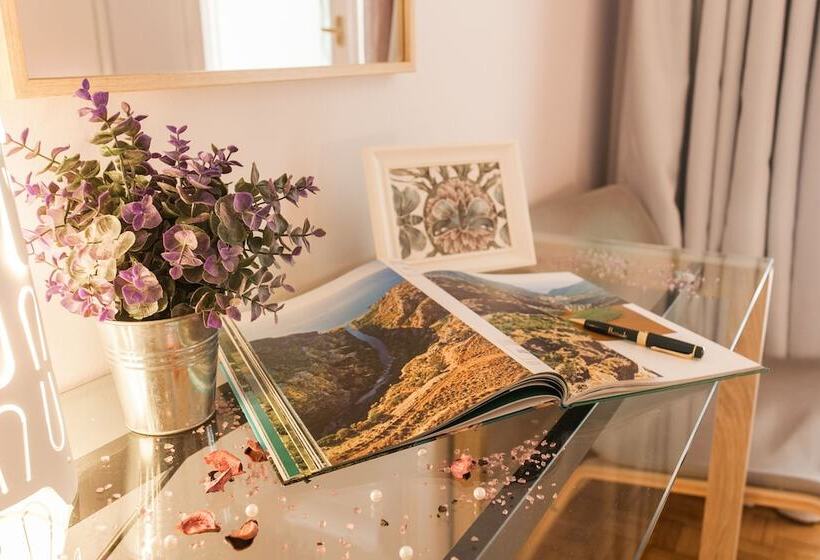 Big Central Metro Station Apartment 2