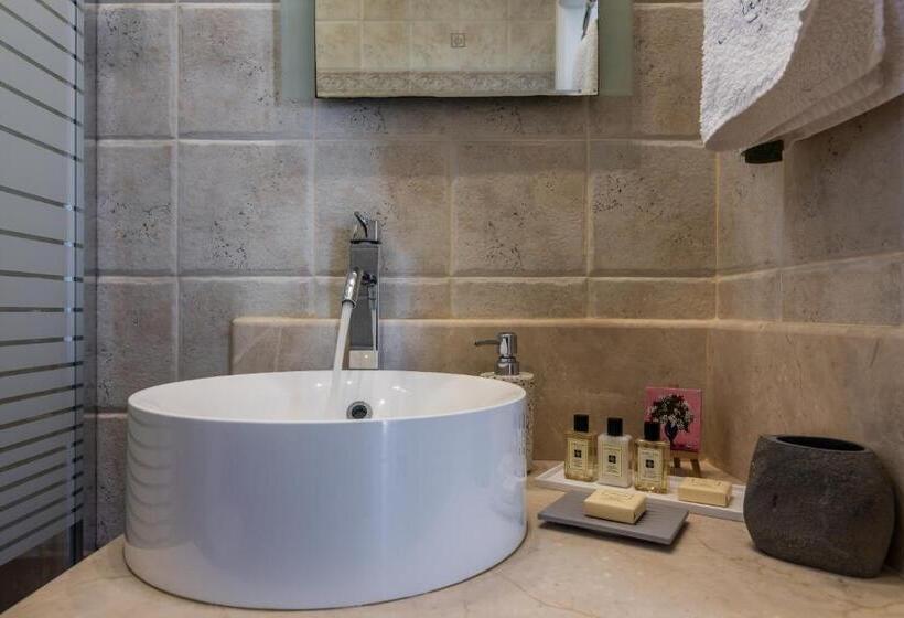 Artemis By Akroploro